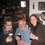 Peter, Ingrid und Florian bei einen Guinness in Corners Pub,in Ardara, Donegal, Irland